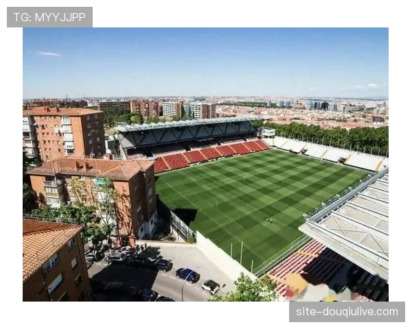 雨战，巴列卡诺主场看台现“永不放弃”巨幅Tifo