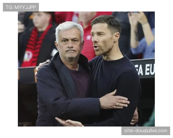 特写：终场哨响，勒沃库森主帅阿隆索与教练组逐一拥抱